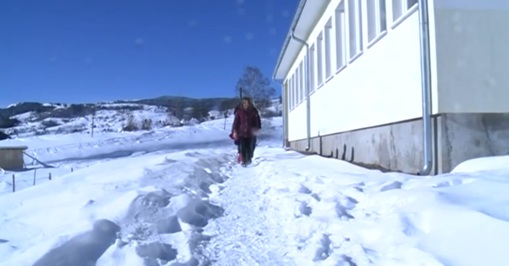 Uprkos niskim temperaturama i snežnim nametima škola u selu Djerekare funkcioniše bez većih problema