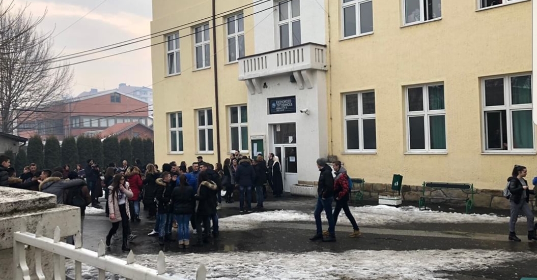 NOVI PAZAR: Desetak okupljenih roditelja i zaposlenih pružili podršku bivšem direktoru