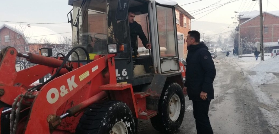 SVA MEHANIZACIJA NA TERENU! BIŠEVAC OBIŠAO LOKACIJE U GRADU NA KOJIMA SE UKLANJA SNEG (FOTO)