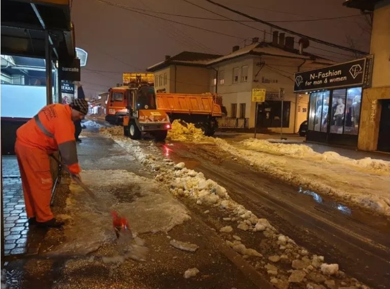 Službe na terenu: Radi se u trećoj smjeni na otklanjanju snijega