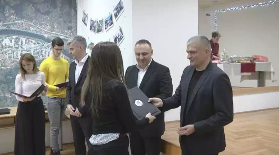 Danas su u Priboju, povodom dana opštine, dodeljene novčane nagrade(foto)