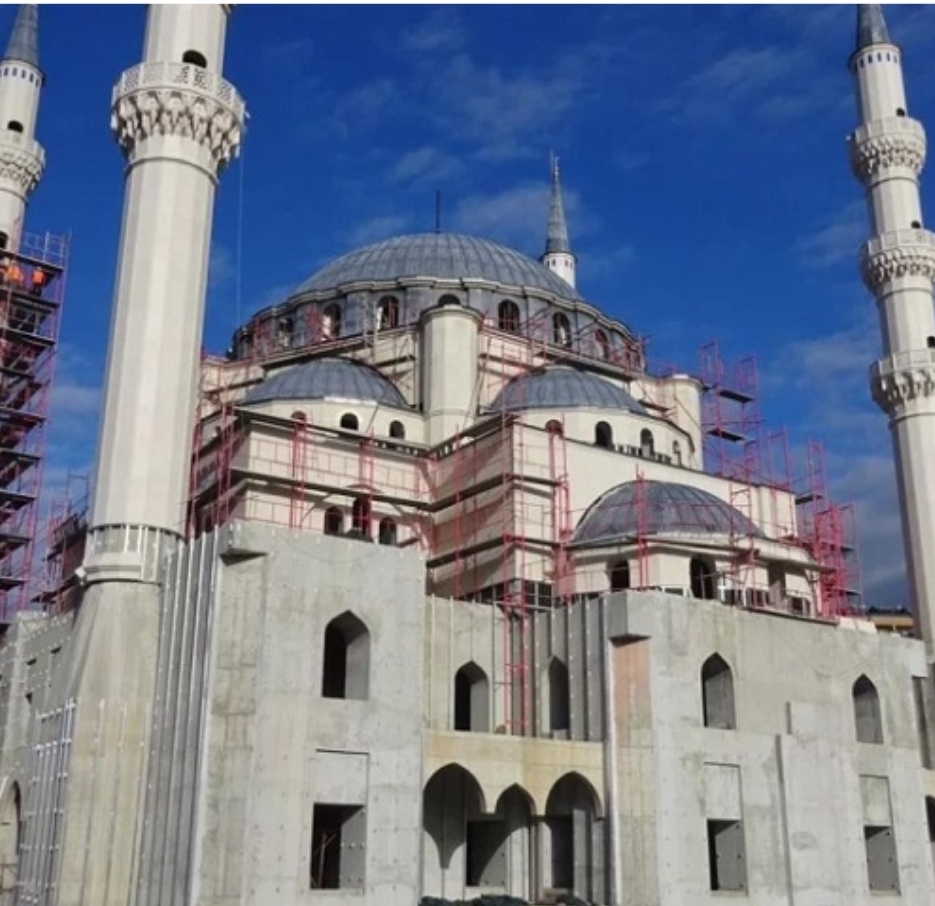 TIRANA DOBIJA NAJVEĆU DŽAMIJU NA BALKANU, MOŽE DA PRIMI 10.000 VJERNIKA(video)