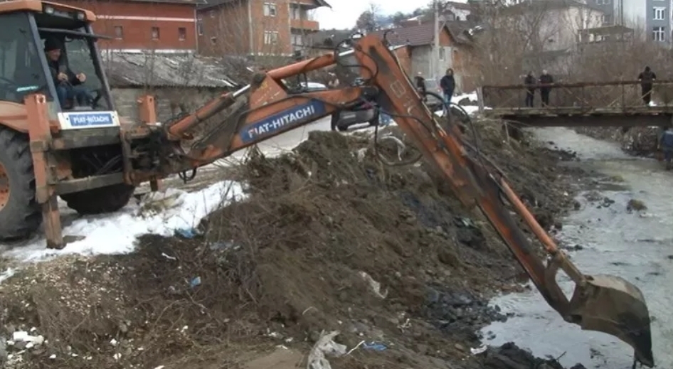Intenzivni radovi na sanaciji oštećenih puteva i čišćenju korita