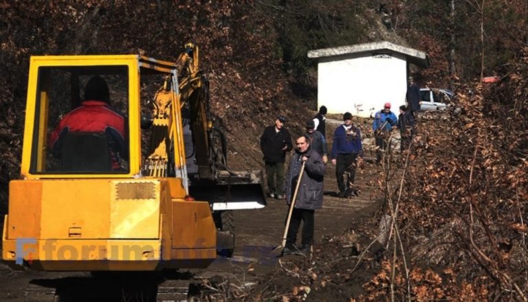 Prijepolje: Nevolja naterala mještane da sami čiste put, nadležni se ne odazivaju!!