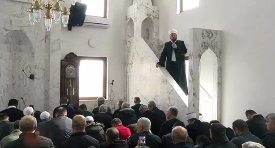Muftija Halitović predvodi džumu u Bor džamiji