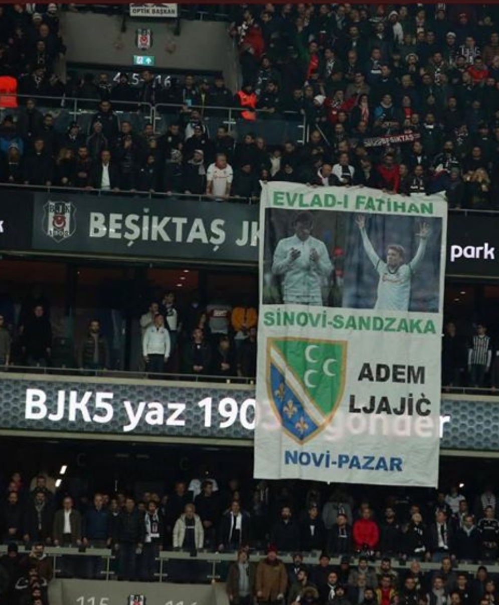 Transparent navijača Bešiktaša koji su posvetili Ademu Ljajiću