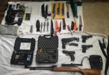 U KUĆI OSUMNJIČENOG PRONAĐENO! Noževi, puške, pištolji… (FOTO)