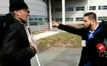 U Hagu, došao sa srpskom zastavom: “Razguli majmune” (VIDEO)