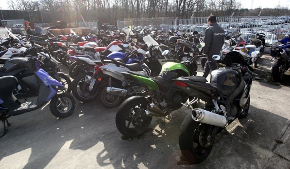 AUKCIJA ZAPLENJENE CARINSKE ROBE USKORO