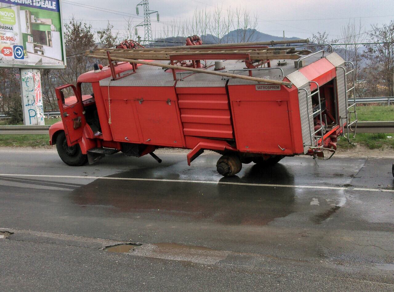Bedno! Novopazarskom vatrogasnom vozilu iz ‘73. godine otpali točkovi na putu!