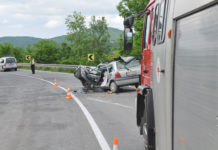Iz novopazarskog kamiona ispala rolna lima teška devet tona i smrvila auto