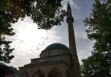 ČETNICI SU SRUŠILI DŽAMIJU U FOČI! Pravoslavka iz Foče 27 godina čuvala Kur'an iz srušene džamije Aladža i vratila ga!