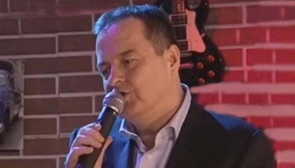 dacic-digao-budvu-na-noge-osim-miljacke-zapjevao-i-ove-hitove-dacic-pjeva_5cd2e319bad72