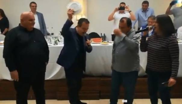 ivica-dacic-opet-zapjevao-pa-razbio-tanjir-dacic-pjeva_5cf0e1b4af41b