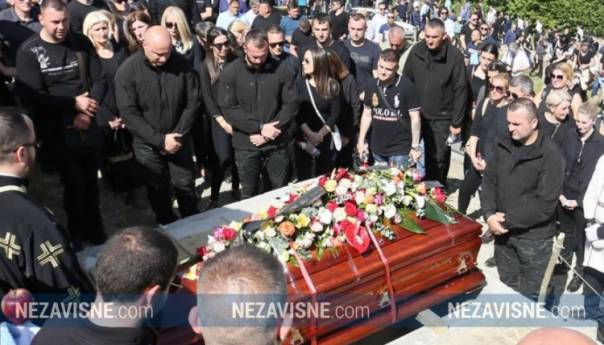 objavljene-fotografije-rodoljuba-gajica-sa-sahrane-krunicu-gajic-sanduk-1_5cd948f7eb62b