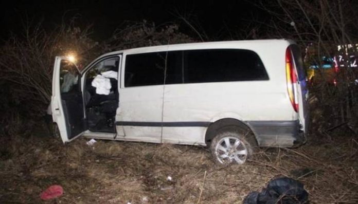 srbijanac-u-kombiju-prevozio-deset-pakistanskih-migranata-i-sletio-s-ceste-kombi_5cdbe090b4e67