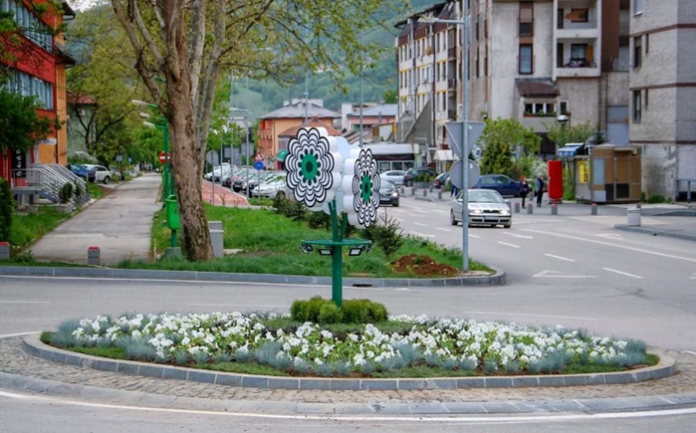 u-centru-kaknja-postavljen-cvijet-srebrenice-simbol-genocida-capture-20190507-092355_5cd13354374fc