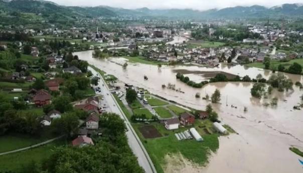 vanredno-stanje-u-bih-poplave-klizista-odroni-otkazana-nastava-teslic-nn_5cda9bfabf584