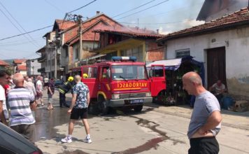 POŽAR U NOVOM PAZARU: Vatra zahvatila dve kuće i lokal (FOTO/VIDEO)
