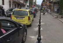 KRAJ BAHATOM PARKIRANJU, PEŠACI KONAČNO BEZBEDNI! Postavljeni stubići u ulici Stevana Nemanje!