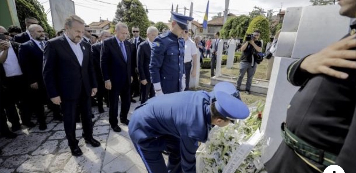 Erdogan položio cvijeće na mezar Alije Izetbegovića na Kovačima i izučio dovu (video)