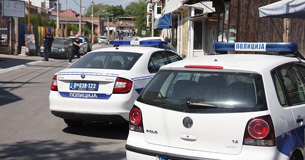 Novopazarka tvrdi da su je napali pred decom u policiji