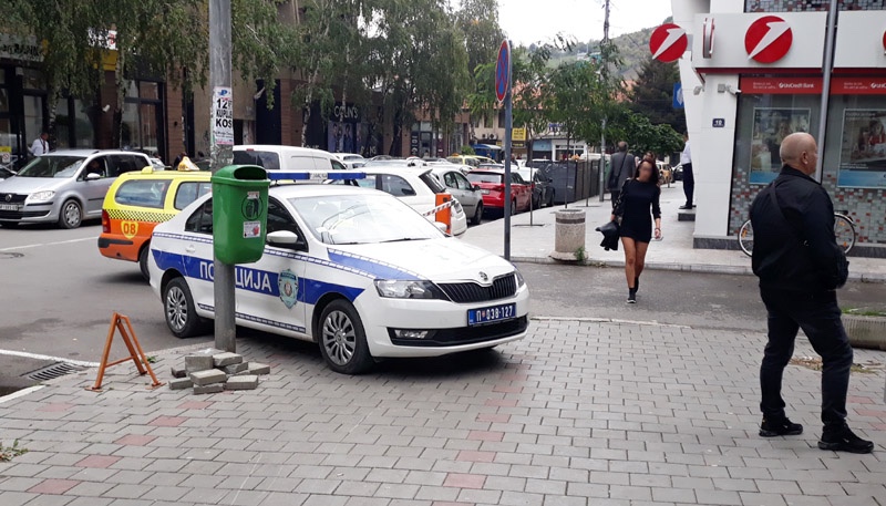 To “narodna milicijo”. Na dužnosti “da ili ne”, parkiranje na trotoaru “da”. Ulica AVNOJ-a u Novom Pazaru, 26. septembar 2019. SAMO BAHATO!