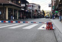 PUCNJAVA U CENTRU PAZARA: Više hitaca ispaljeno iz vozila u pokretu, ranjen mladić