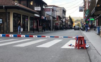 PUCNJAVA U CENTRU PAZARA: Više hitaca ispaljeno iz vozila u pokretu, ranjen mladić