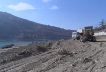 VIDEO // Počelo sređivanje novopazarske plaže na jezeru Gazivode