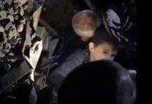 Spasitelji pokušavaju da izvuku mališana iz ruševina (Video)