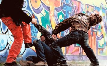 NEVIDJEN SKANDAL U NOVOM PAZARU || UČENICI OSNOVNE ŠKOLE “VUK KARADŽIĆ” SVAKODNEVNO ORGANIZUJU TUČE ZBOG NAVODNE PRODAJE SNIMAKA ZA JUTJUB (video)