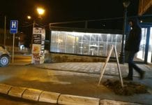 OTKRIVAMO! Bivši direktor zauzeo ulaz u Bolnicu i izgradio lokal sa terasom – inspekcije ćute! Državo reaguj!