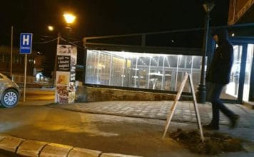 OTKRIVAMO! Bivši direktor zauzeo ulaz u Bolnicu i izgradio lokal sa terasom – inspekcije ćute! Državo reaguj!