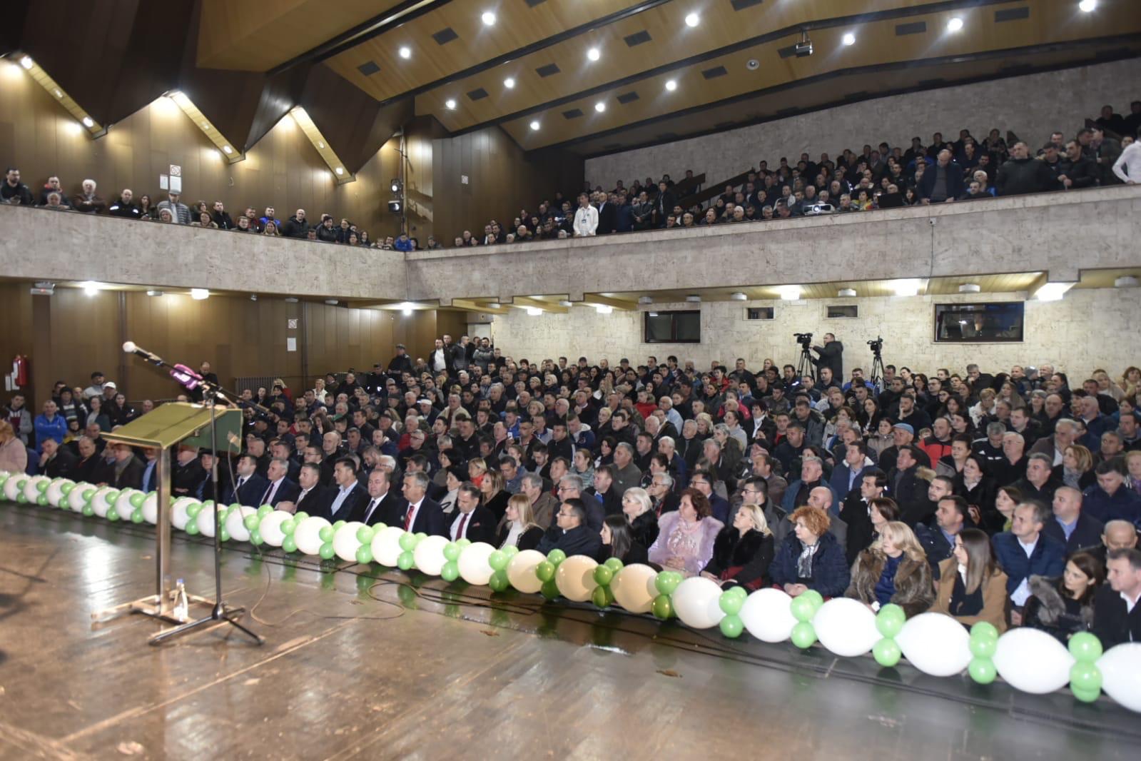 PREPUNA DVORANA U PRIJEPOLJU, GRAĐANI STAJALI NAPOLJU! Ljajić poručio: Mi ćemo sigurno biti vlast u Prijepolju! FOTO