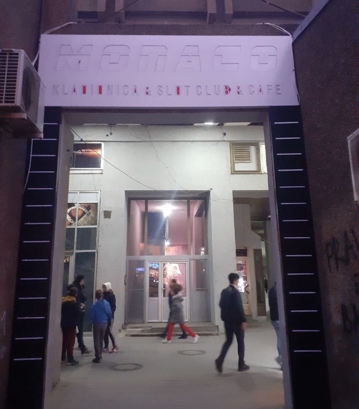 UMESTO PAROLE NE BACAJ SMEĆE – KLADIONICA SE NA DUVAR MEĆE! Reklame okupirale zidine tek renoviranog pasaža Lučne zgrade! Foto