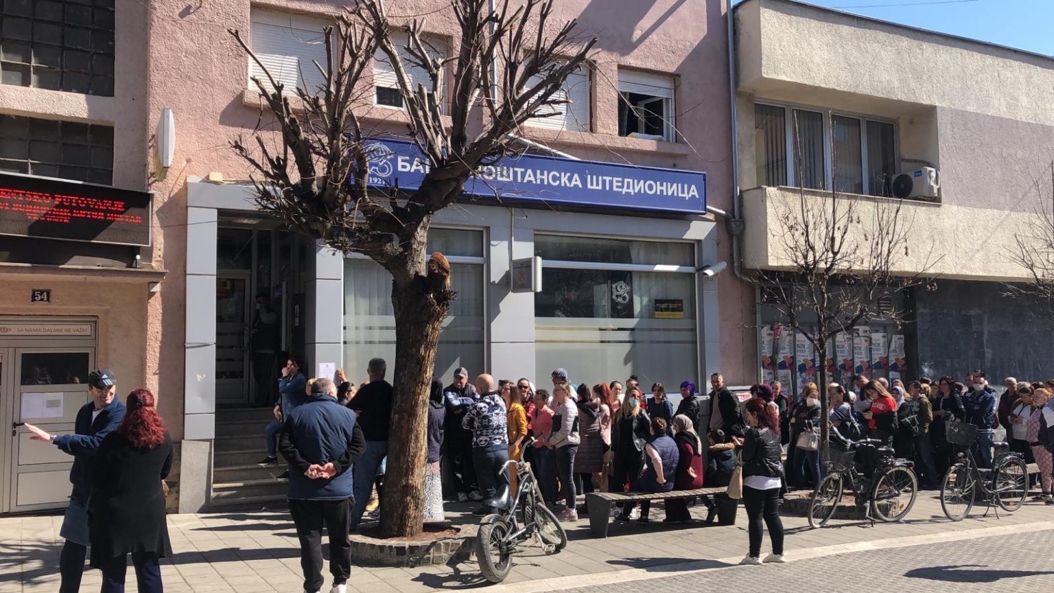 IMA LI IKO PAMETI!? ŠTA RADE ORGANI REDA?!Redovi ispred pošti i banaka u Novom Pazaru (VIDEO)