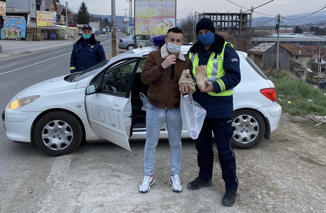 FOTO MESECA! Pazarski privrednik darovao hranu za pripadnike policije! Mantije za saobraćajce!