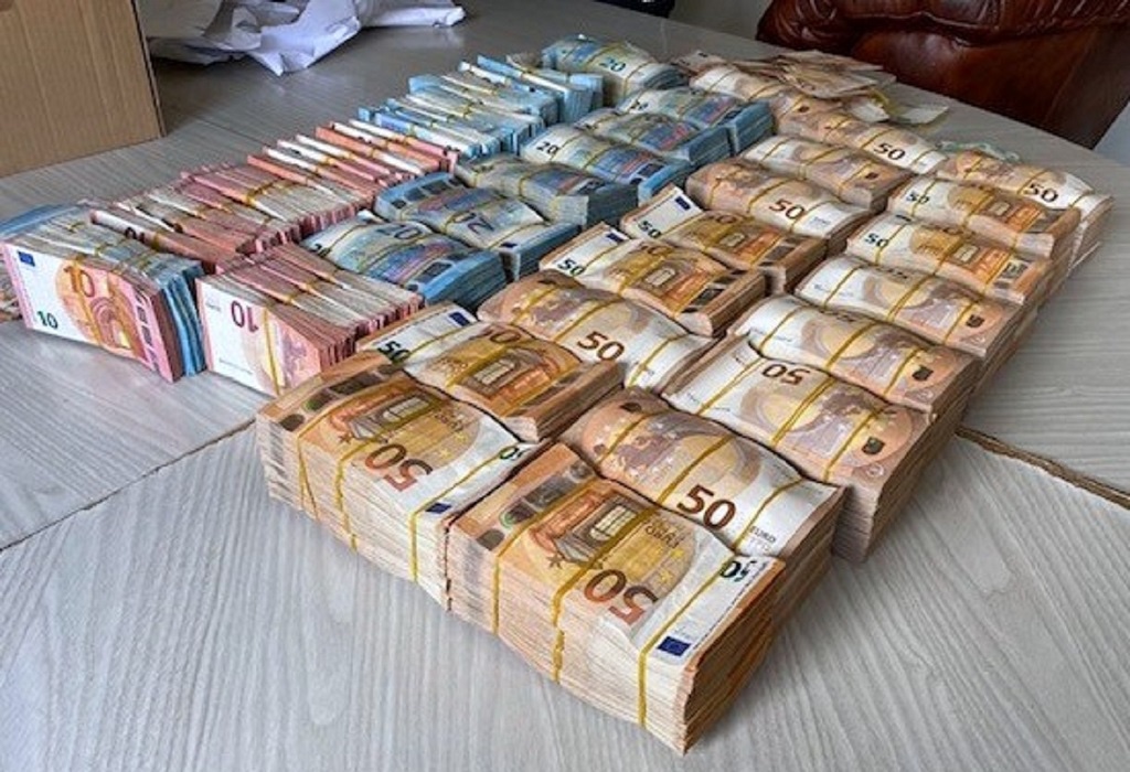 Preko pola miliona evra skriveno u automobilu