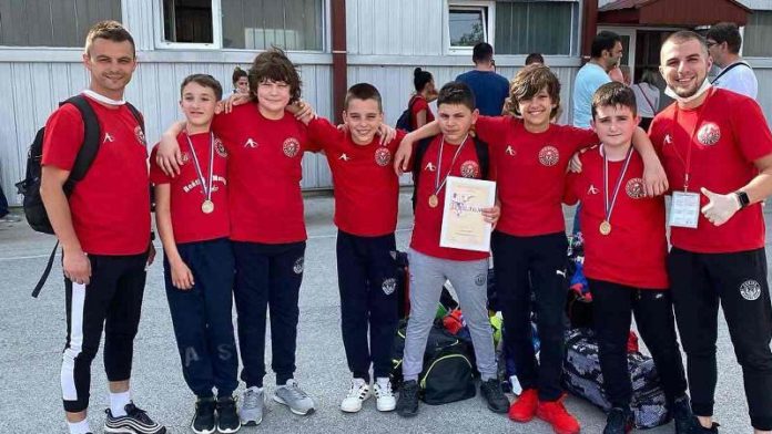 veliki-uspeh-karatista-feniksa:-dva-zlata-i-srebro-na-prvenstvu-srbije-u-cacku