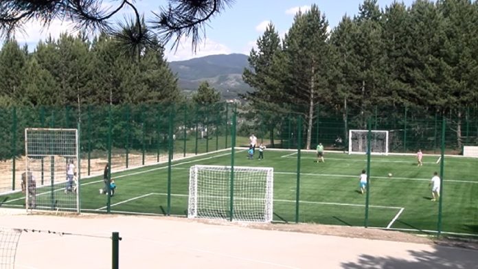 sportski-centar-borici:-zavrsen-teren-sa-vestackom-travom,-uradjen-novi-teniski-teren