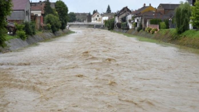zbog-izlivanja-reka,-saobracaj-obustavljen-na-vise-deonica-u-srbiji