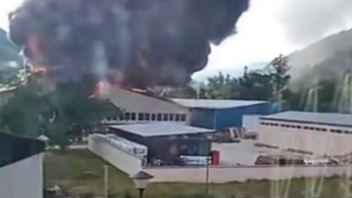 vatrogasci-se-izborili-sa-stihijom-u-poliester-grupi