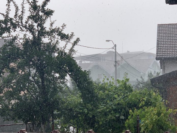 nevreme:-novi-pazar-pogodila-jaka-kisa-pracena-gradom