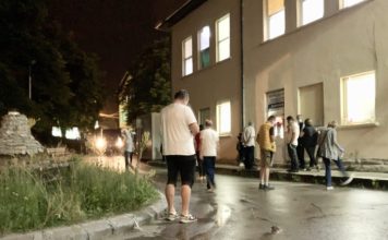 NOVI PAZAR: Noćne gužve ispred kovid ambulante! Višesatna čekanja na brzi test novi-pazar:-nocne-guzve-ispred-kovid-ambulante!-visesatna-cekanja-na-brzi-test
