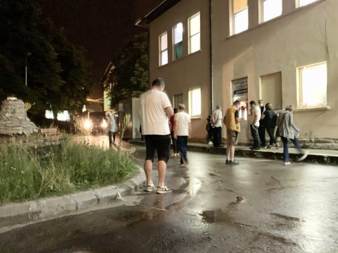 novi-pazar:-nocne-guzve-ispred-kovid-ambulante!-visesatna-cekanja-na-brzi-test