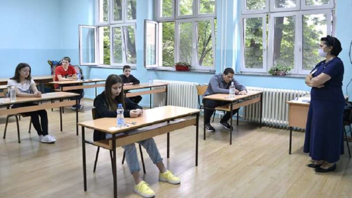 maske-na-lice,-pa-u-skolu-da-predate-liste-zelja:-svrseni-osnovci-danas-popunjavaju-dokumenta-za-upis