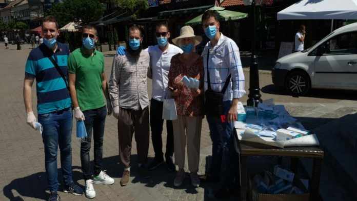 mladi-cukovca-delili-maske