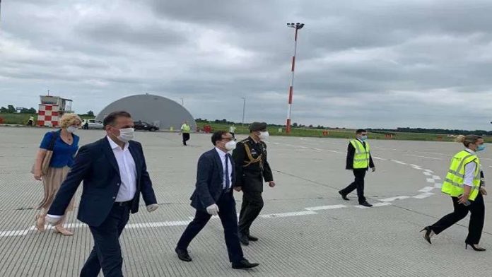 ljajic-i-bilgic-docekali-avion-sa-pomoci-turske(video)