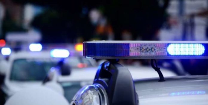 automobil-kod-velikog-groblja-sleteo-s-puta,-uleteo-u-dvoriste